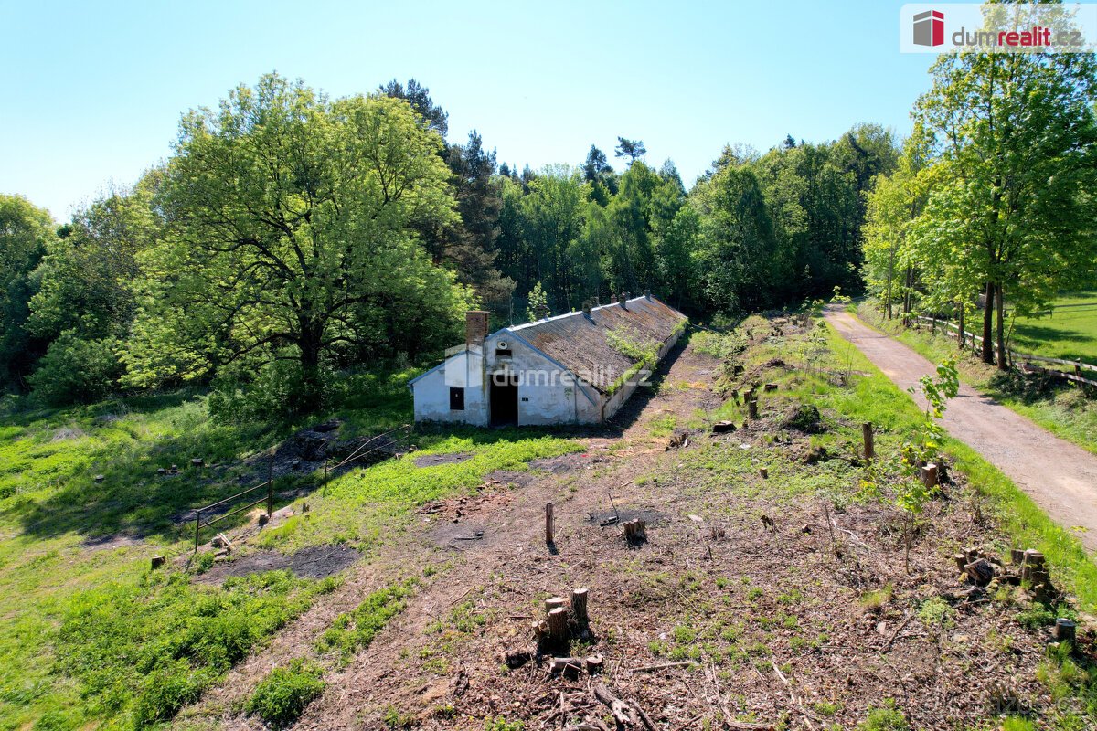 K prodeji, stavební pozemek o výměře 3996 m2 se stavbou k de