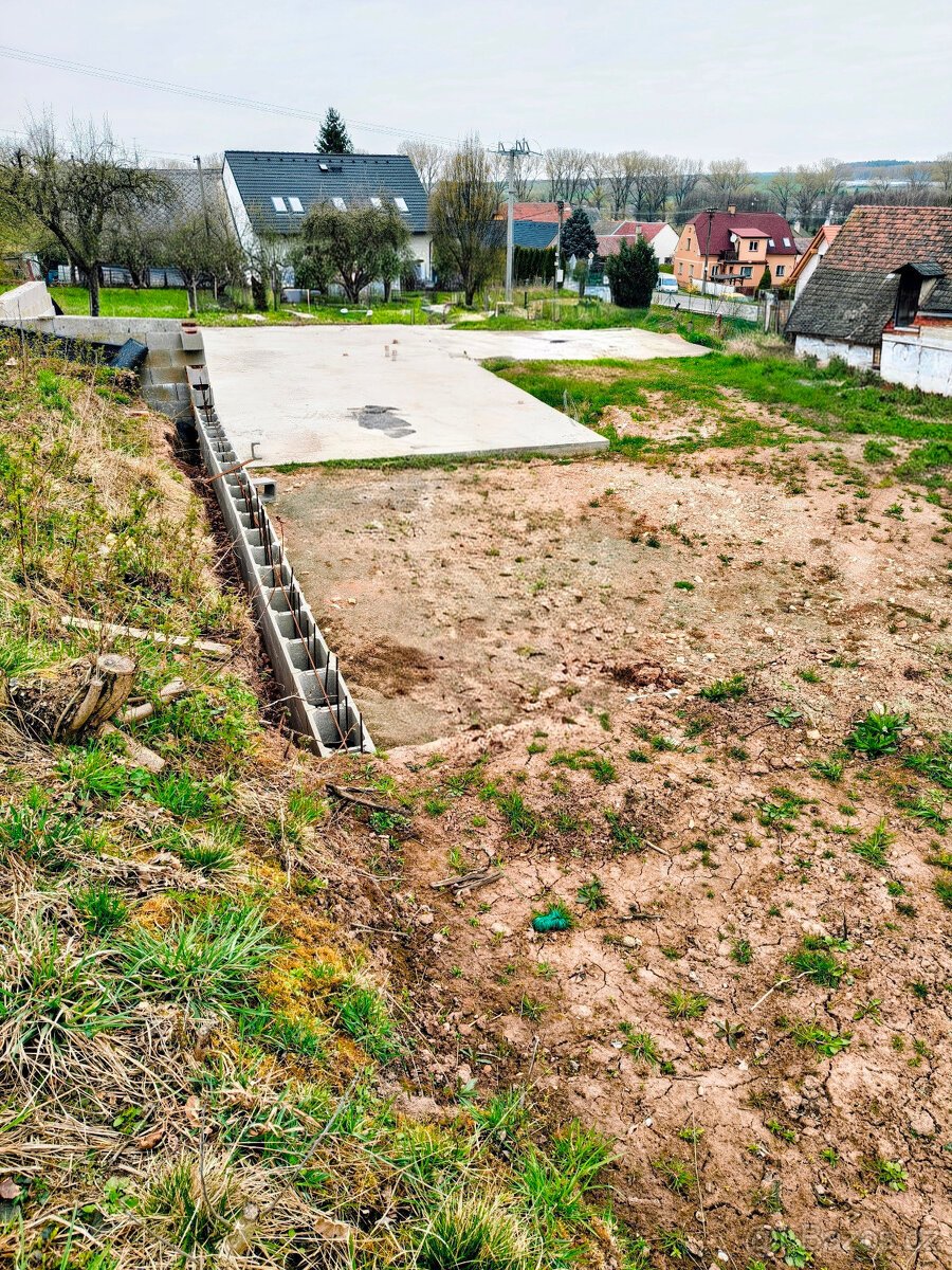 Říkov - stavební pozemek se základovou deskou