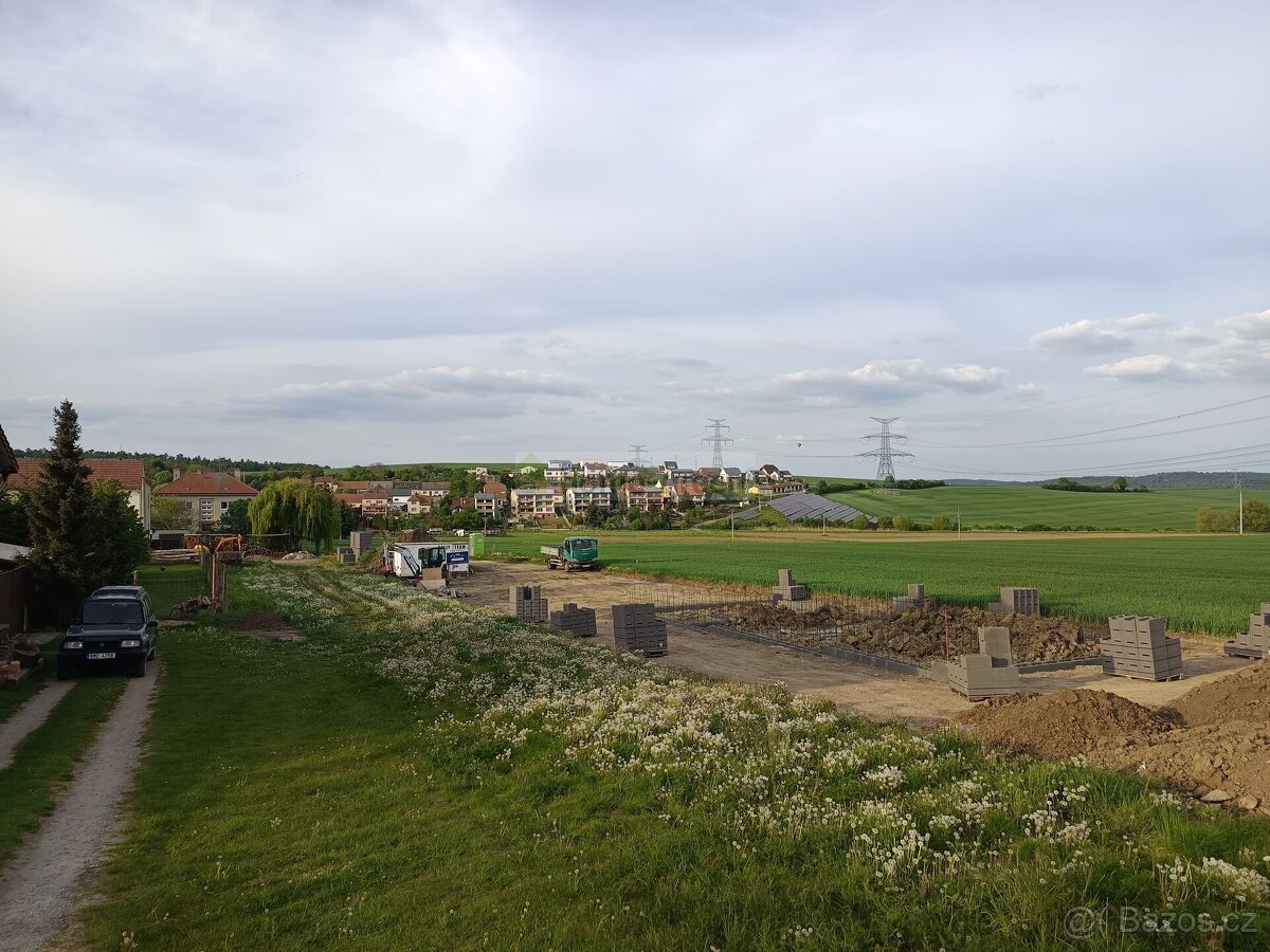 Prodej stavebního pozemku - 707 m², Veverské Knínice