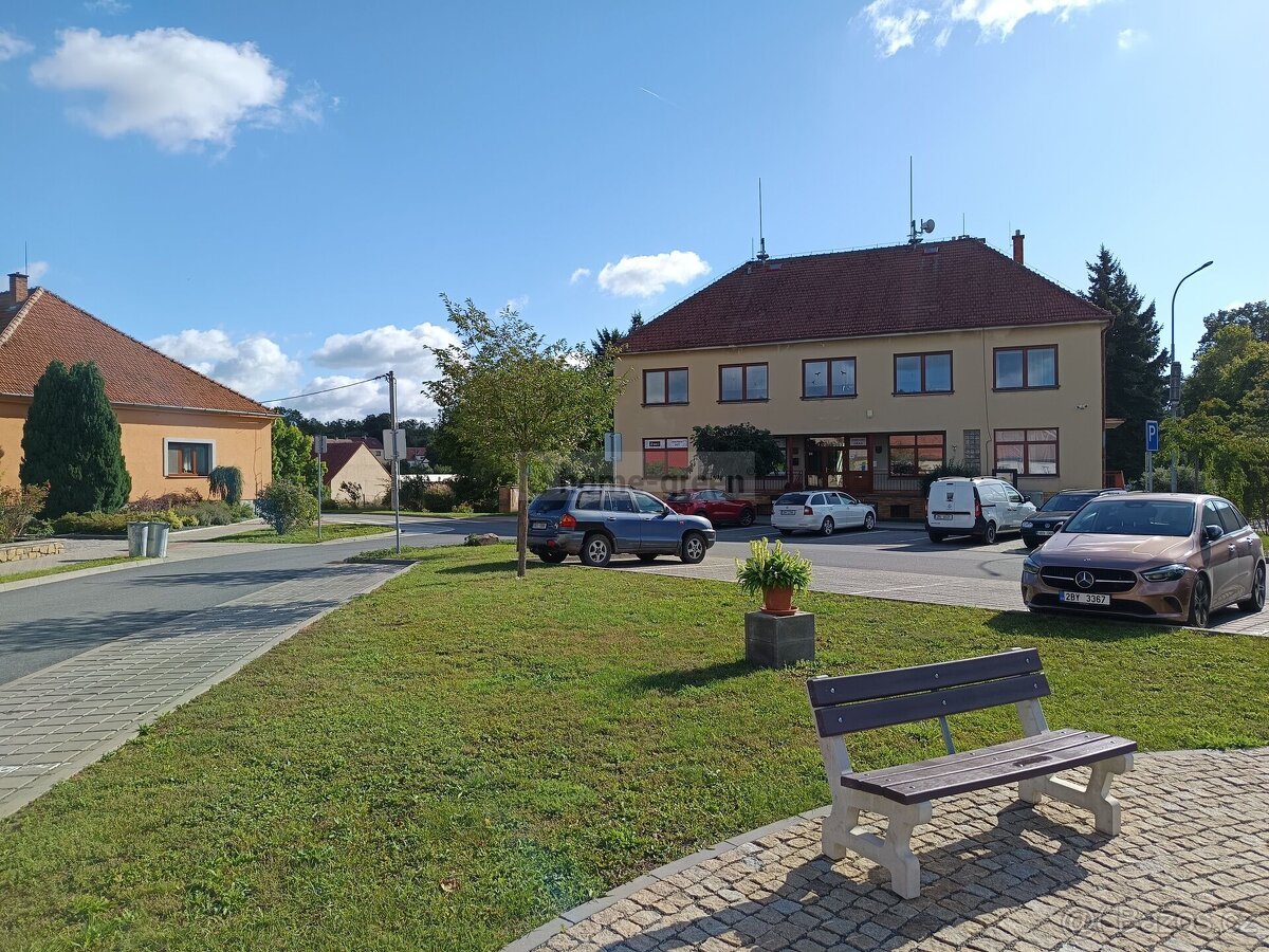 Prodej stavebního pozemku - 707 m², Veverské Knínice