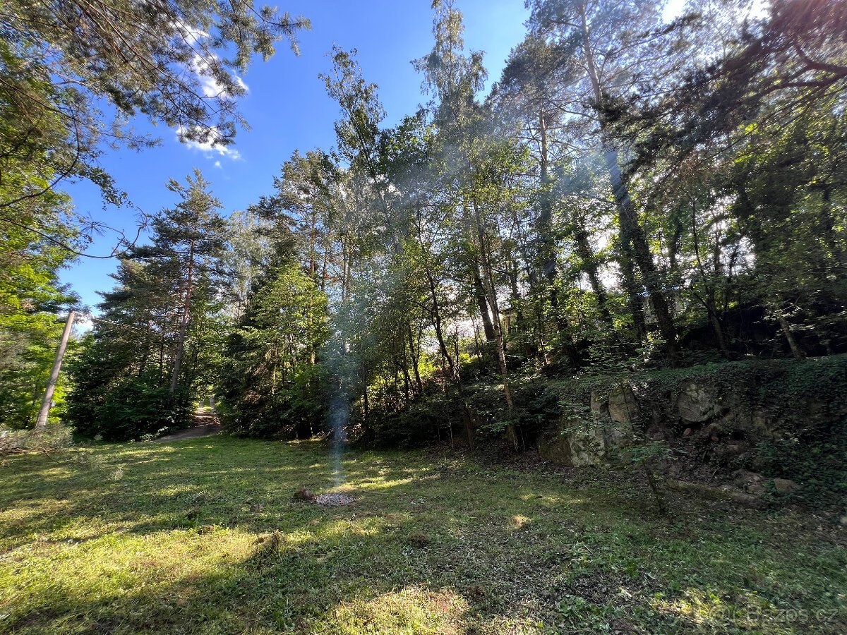 Malebný pozemek 2217 m2 u Prahy - Kamenný Přívoz