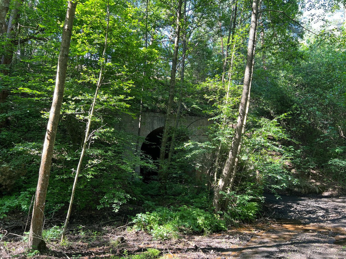 Malebný pozemek 2217 m2 u Prahy - Kamenný Přívoz