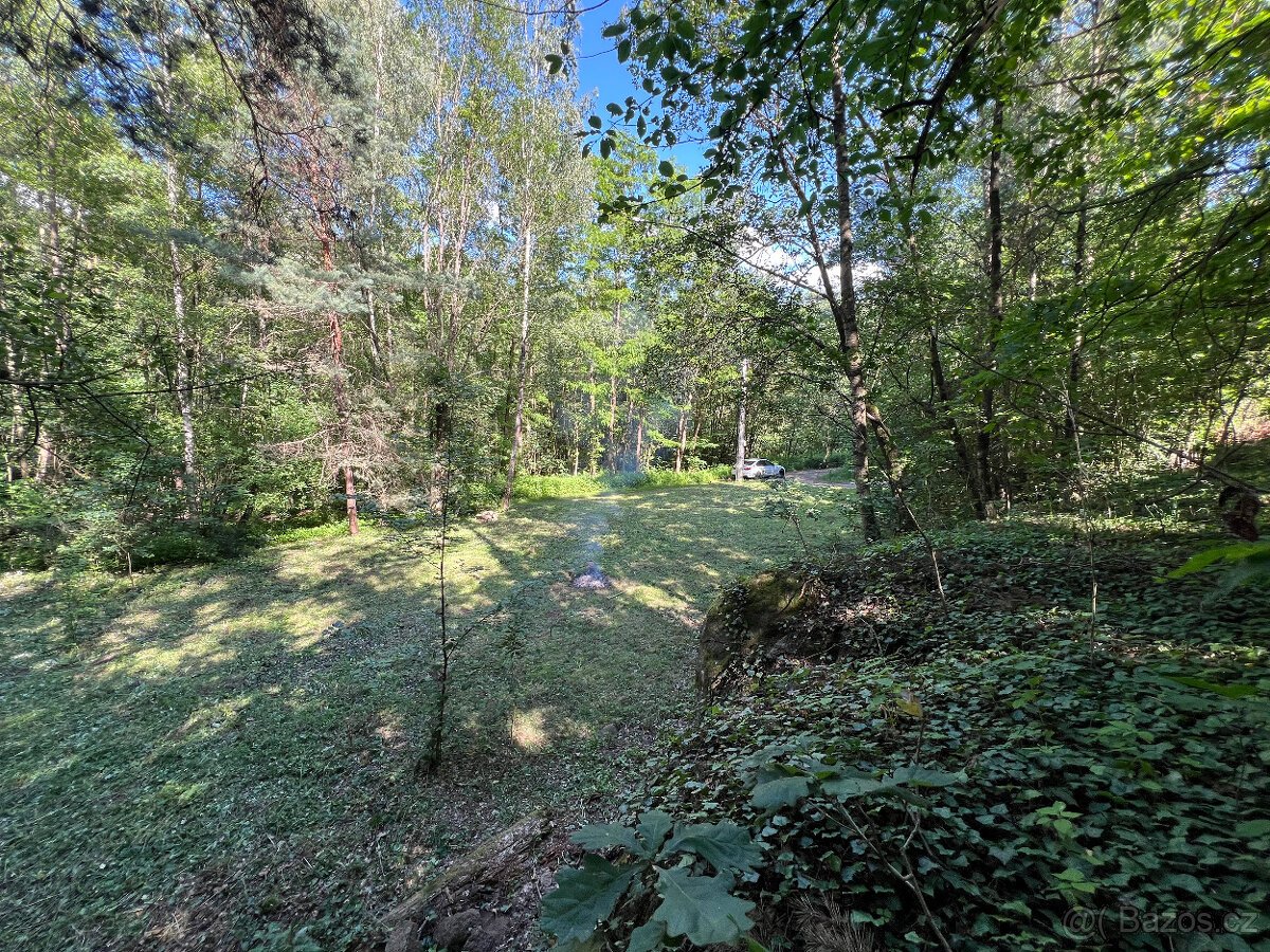 Malebný pozemek 2217 m2 u Prahy - Kamenný Přívoz