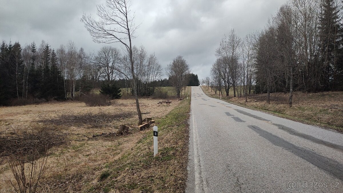 Zajímavý pozemek přímo u výpadovky směr Guglwald