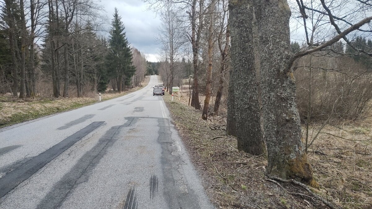 Zajímavý pozemek přímo u výpadovky směr Guglwald