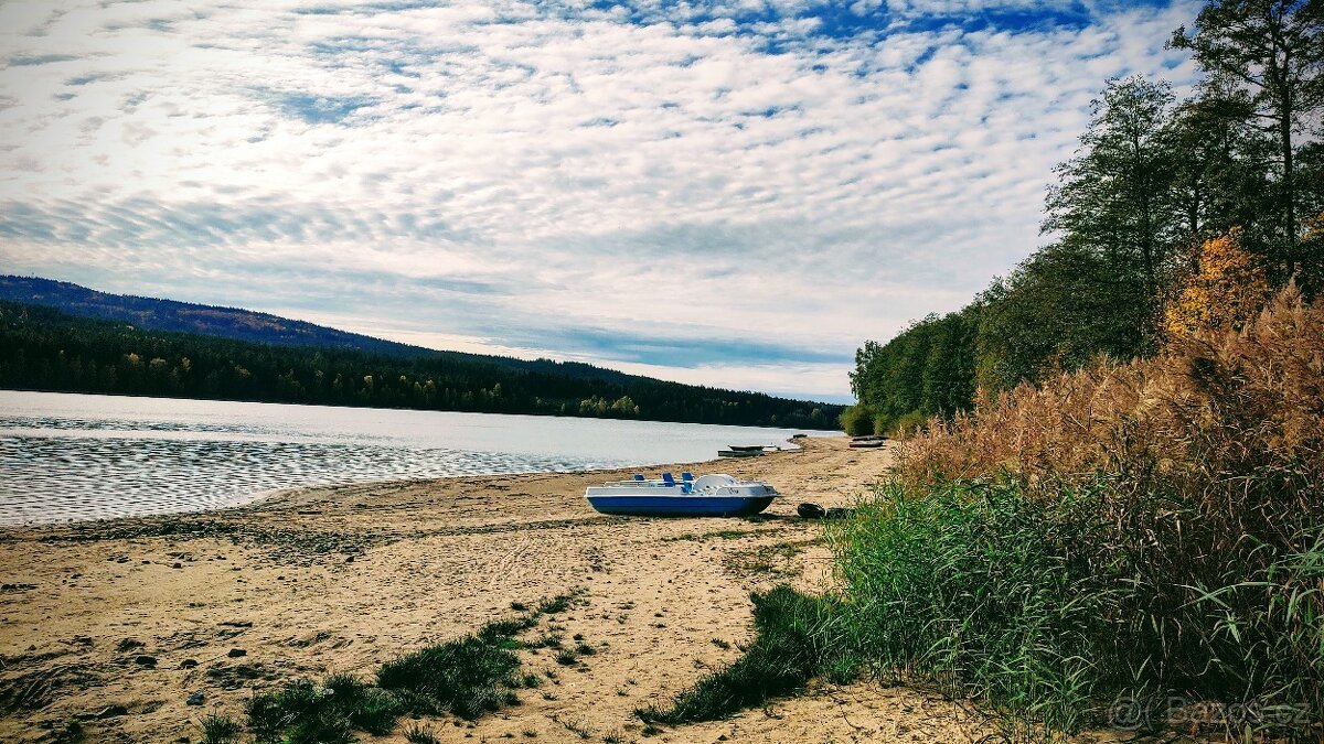 Prodej stavebního pozemku 900 m² s výhledem na jezero