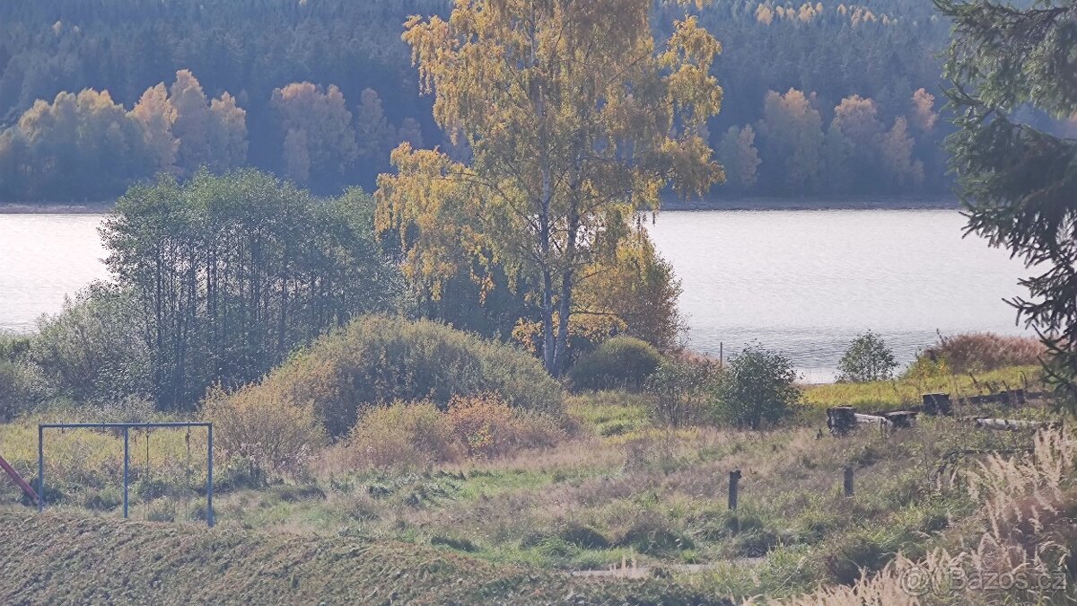 Prodej stavebního pozemku 900 m² s výhledem na jezero