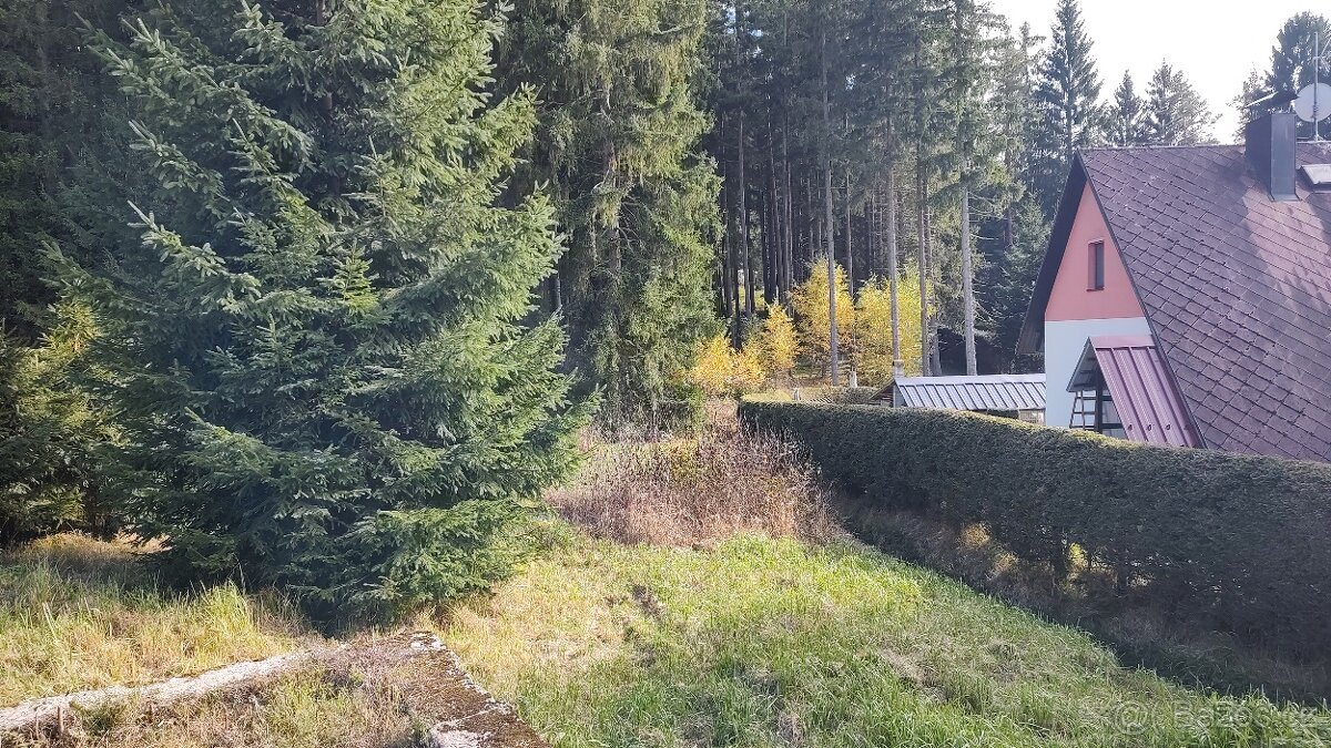 Prodej stavebního pozemku 900 m² s výhledem na jezero