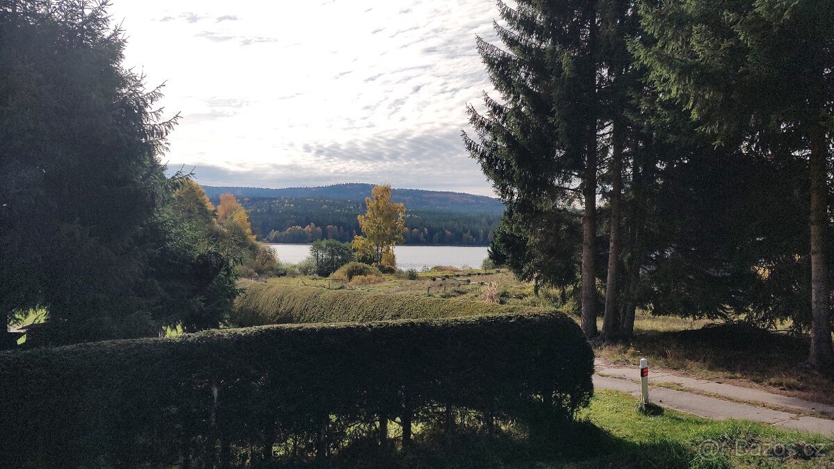 Prodej stavebního pozemku 900 m² s výhledem na jezero