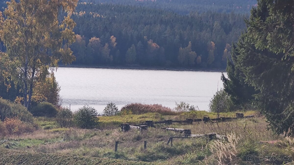 Prodej stavebního pozemku 900 m² s výhledem na jezero