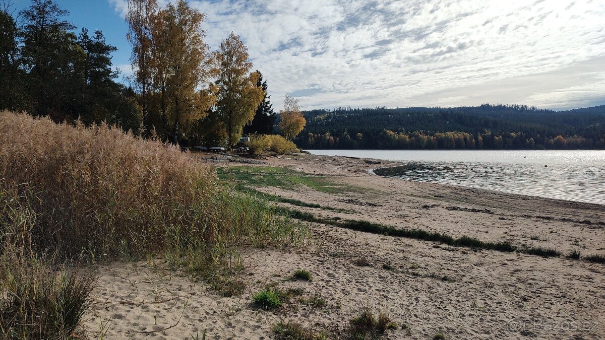 Prodej stavebního pozemku 900 m² s výhledem na jezero