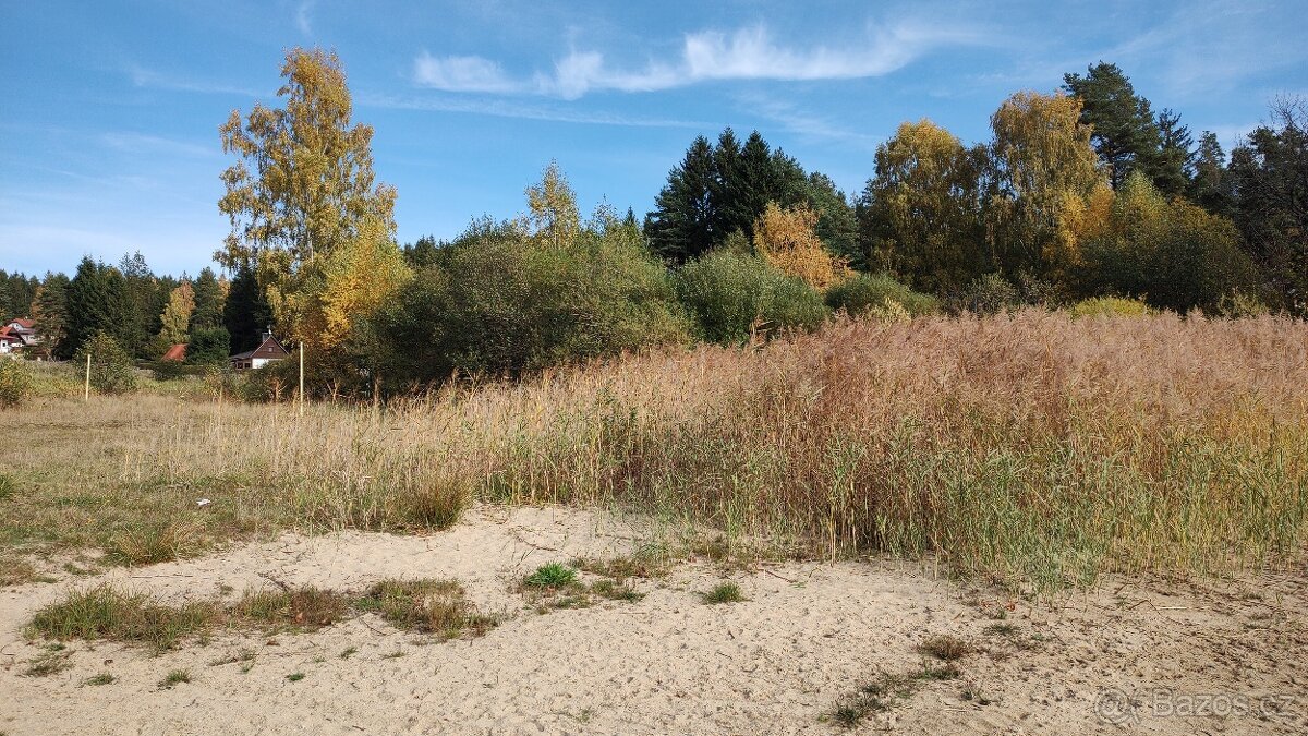 Prodej stavebního pozemku 900 m² s výhledem na jezero