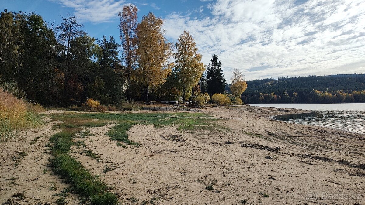Prodej stavebního pozemku 900 m² s výhledem na jezero