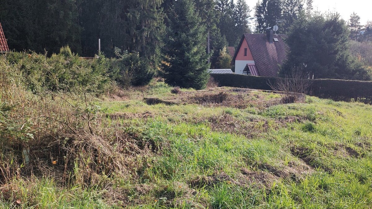 Prodej stavebního pozemku 900 m² s výhledem na jezero