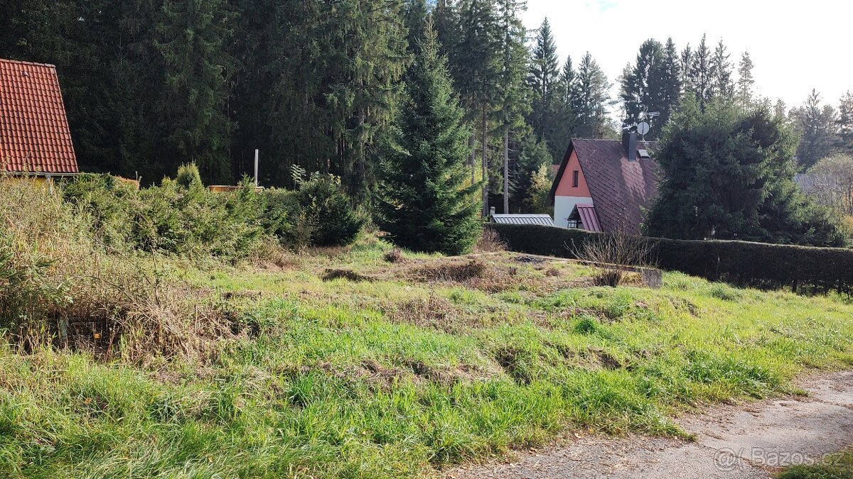 Prodej stavebního pozemku 900 m² s výhledem na jezero
