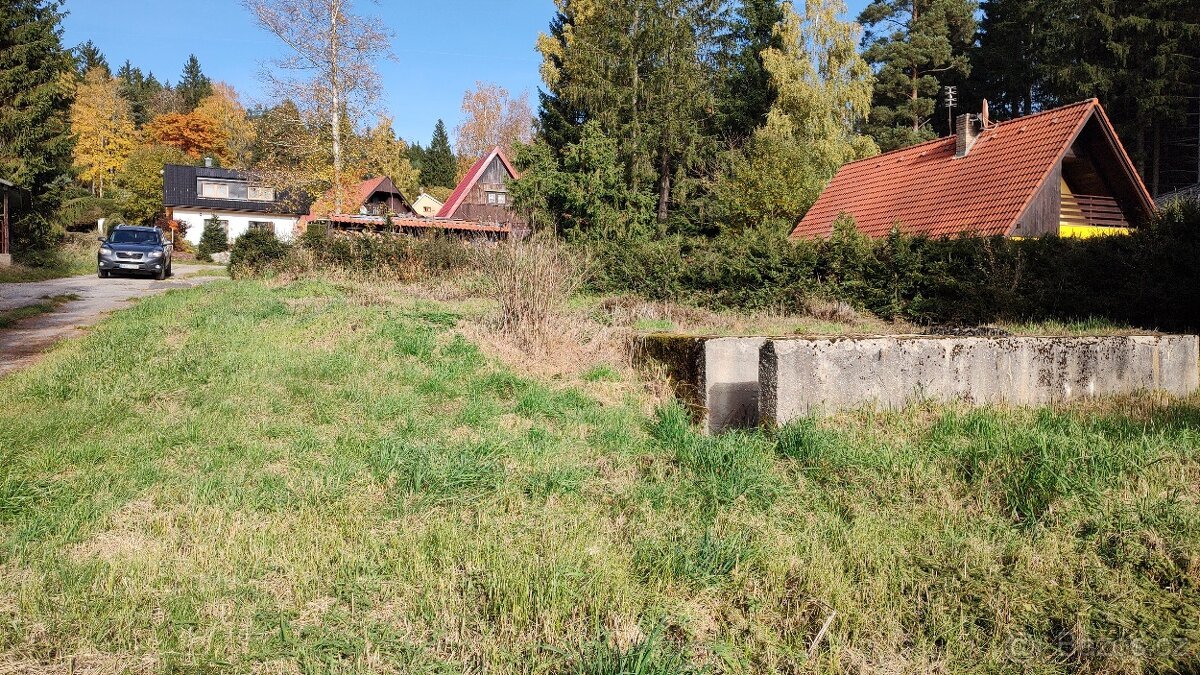 Prodej stavebního pozemku 900 m² s výhledem na jezero