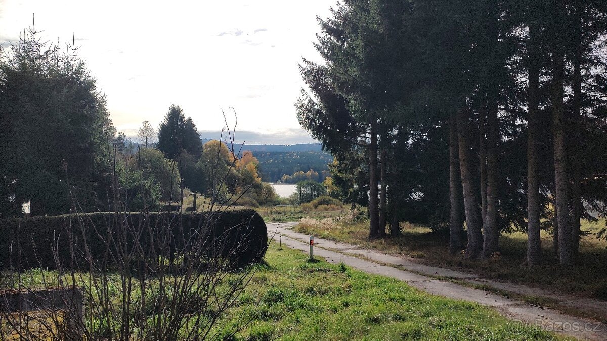 Prodej stavebního pozemku 900 m² s výhledem na jezero