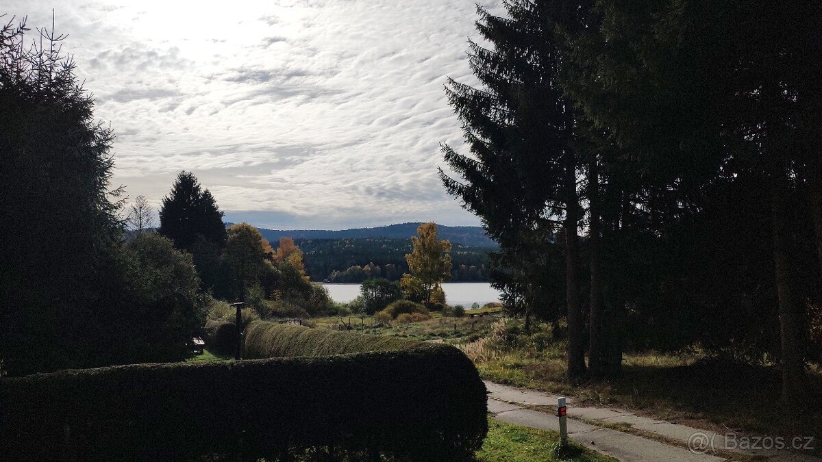 Prodej stavebního pozemku 900 m² s výhledem na jezero
