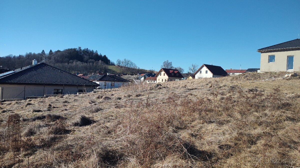 Plně zasíťovaný pozemek s výhledem na jezero - Horní Planá