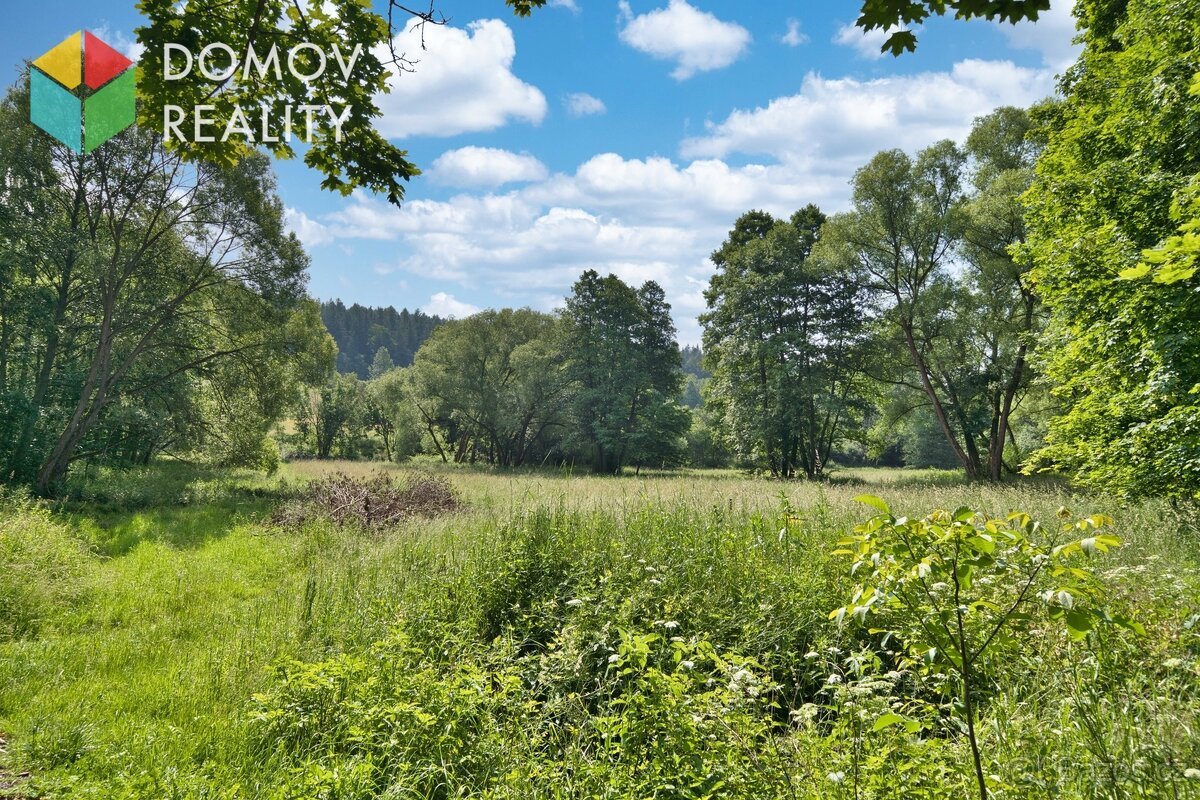 Prodej souboru hospodářských budov s pozemky – 7 287 m², Jív