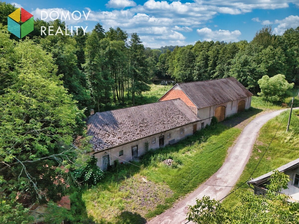 Prodej souboru hospodářských budov s pozemky – 7 287 m², Jív