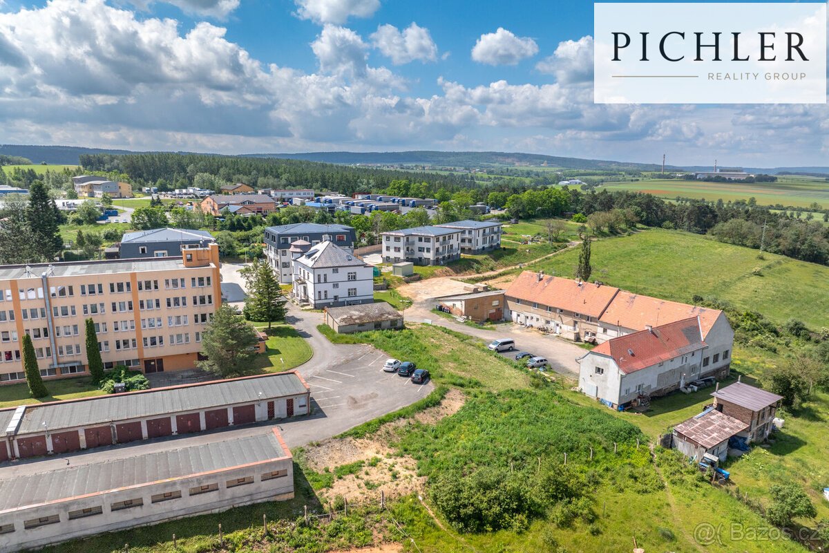 Prodej pozemku 1310 m2 s trojgaráží, Rakovník