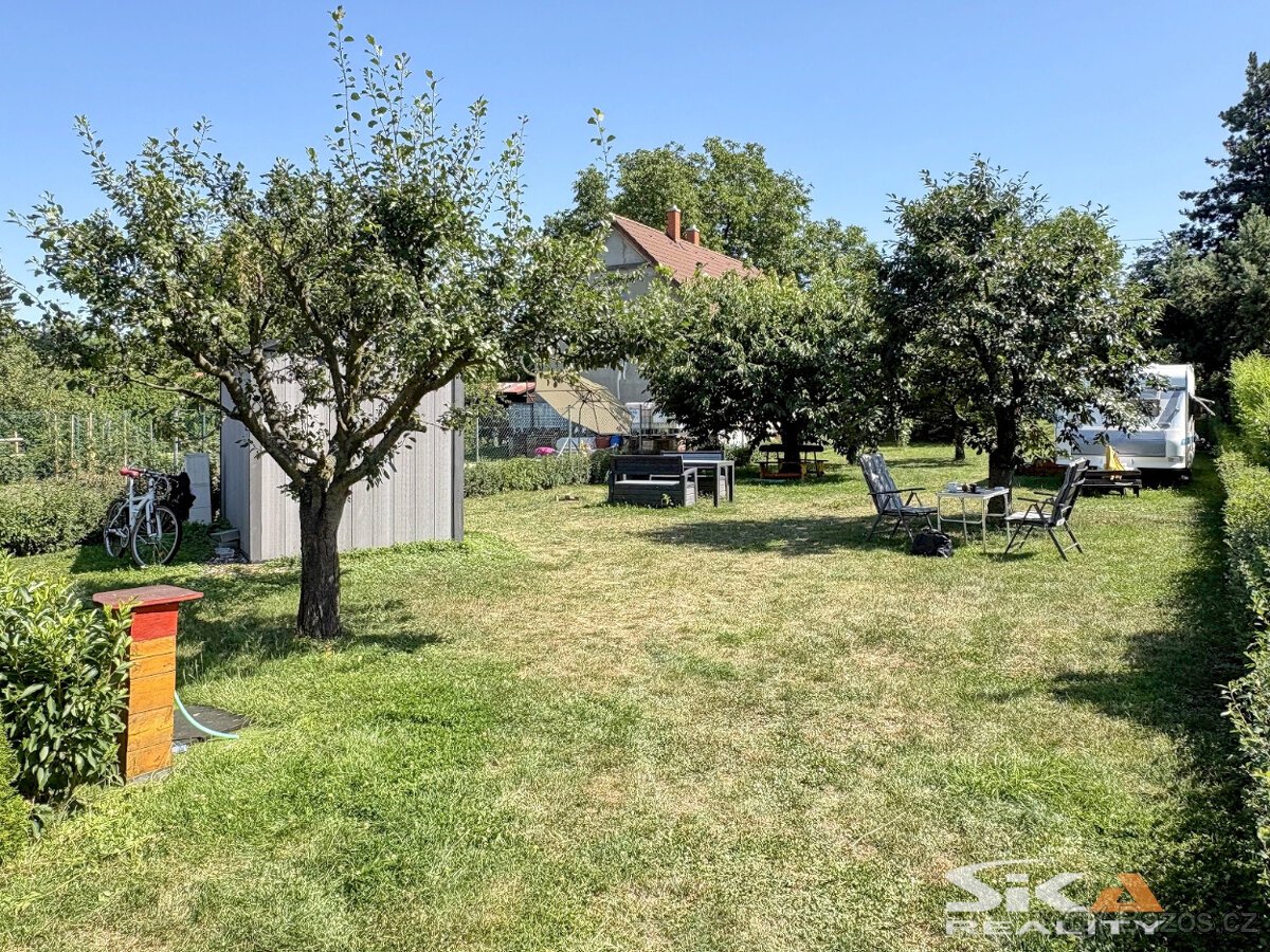 Pozemek s karavanem + zahr. domek s č.e., 683 m2 - Louny