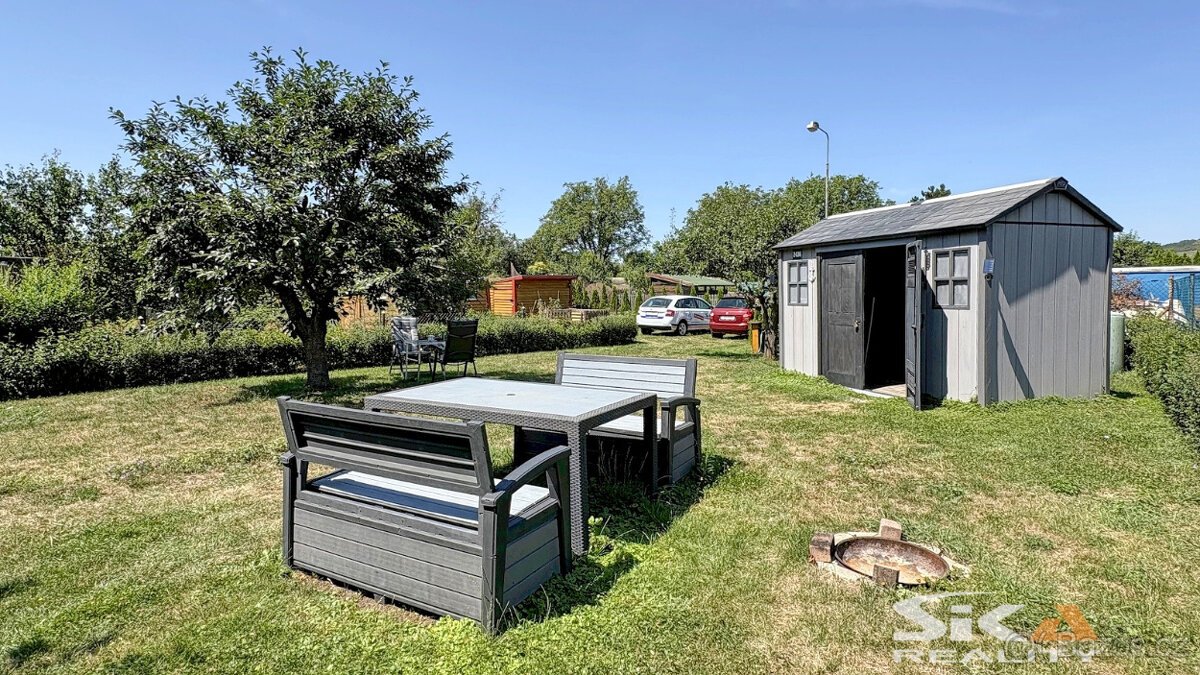 Pozemek s karavanem + zahr. domek s č.e., 683 m2 - Louny