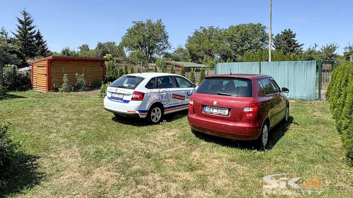 Pozemek s karavanem + zahr. domek s č.e., 683 m2 - Louny
