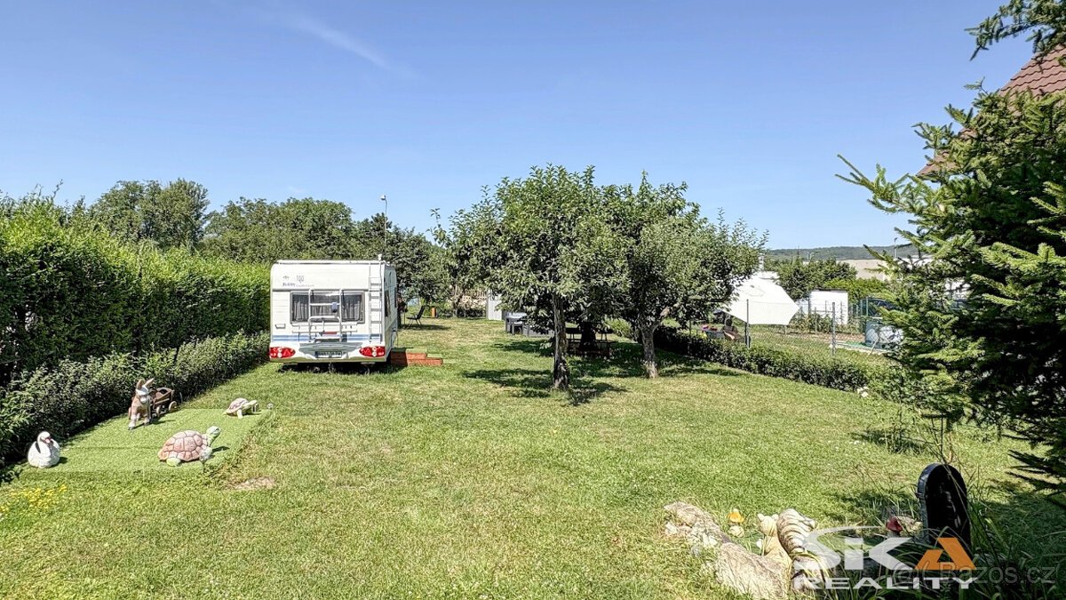 Pozemek s karavanem + zahr. domek s č.e., 683 m2 - Louny