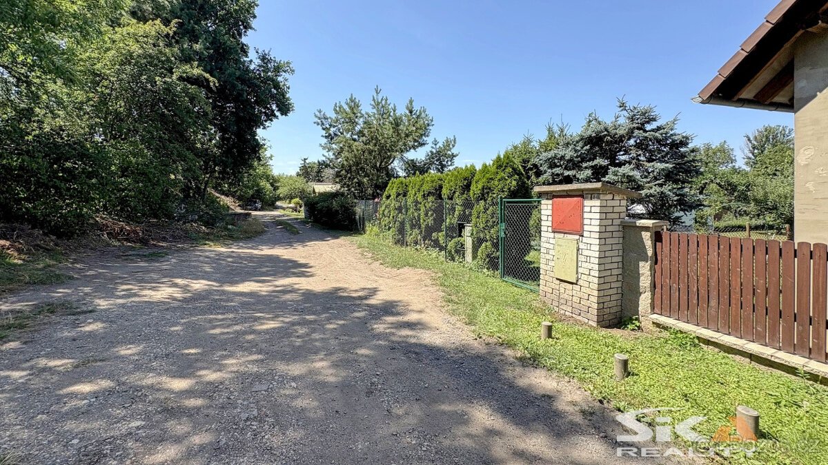 Pozemek s karavanem + zahr. domek s č.e., 683 m2 - Louny