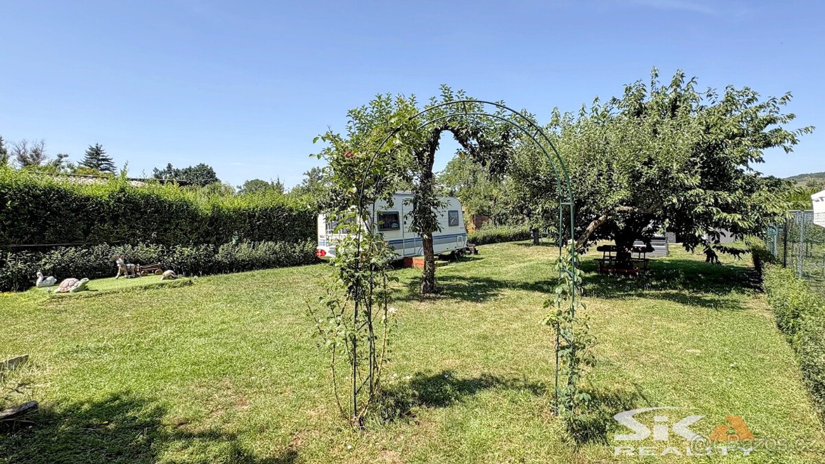 Pozemek s karavanem + zahr. domek s č.e., 683 m2 - Louny