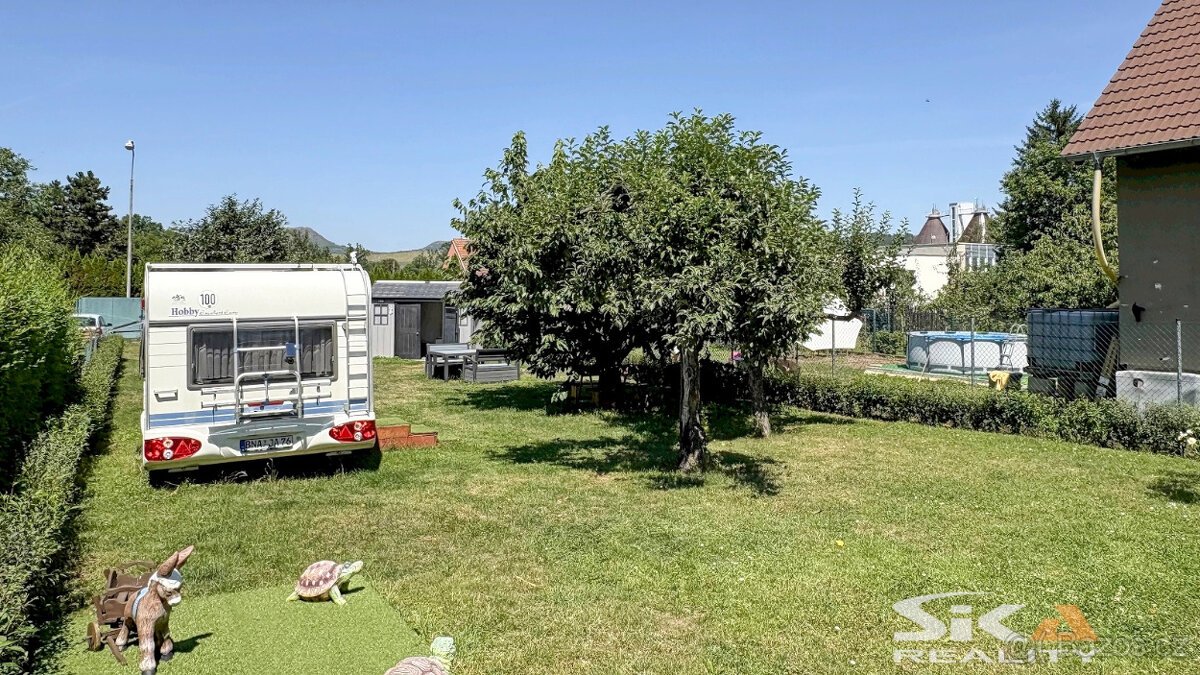 Pozemek s karavanem + zahr. domek s č.e., 683 m2 - Louny