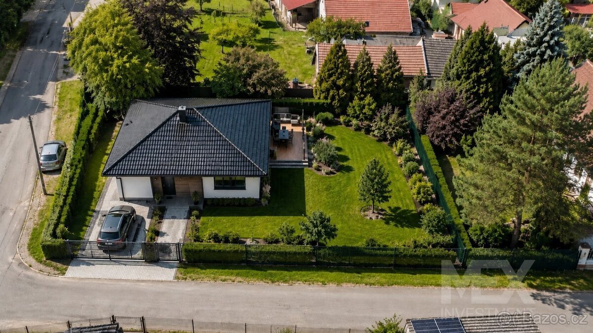 Prodej útulného pozemku v obci Zásmuky - 610 m2