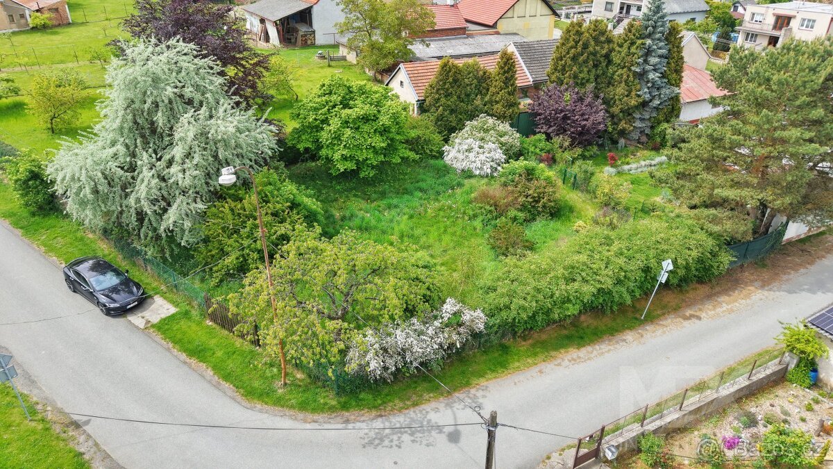 Prodej útulného pozemku v obci Zásmuky - 610 m2