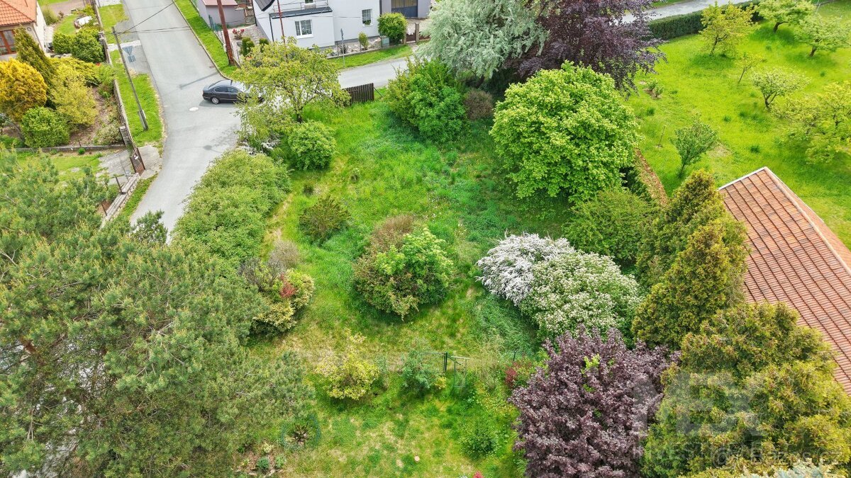 Prodej útulného pozemku v obci Zásmuky - 610 m2