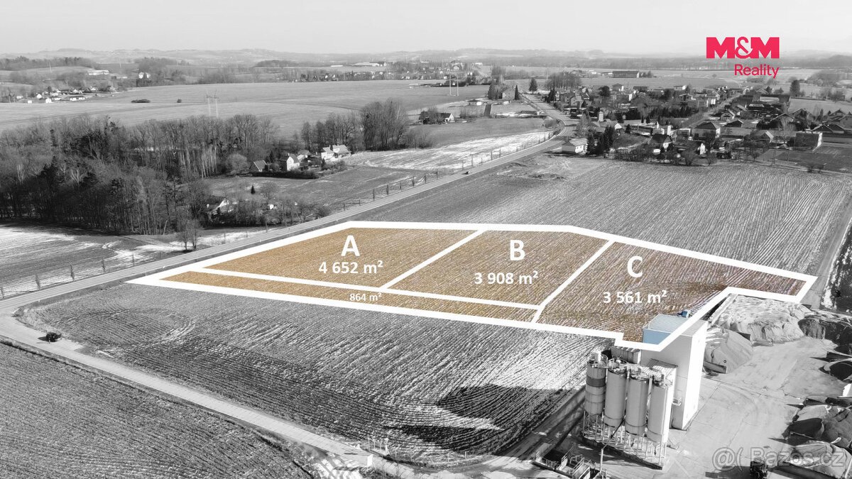Prodej Komerčního pozemku v obci Vojkovice, 4.652m2