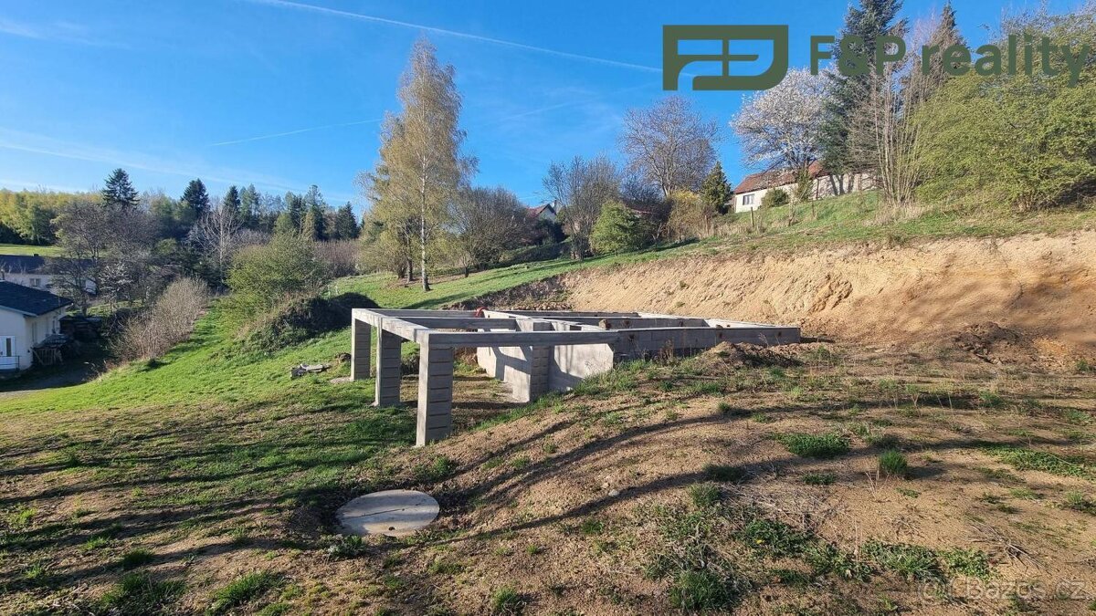 Pozemek s rozestavěnou stavbou a napojení na sítě