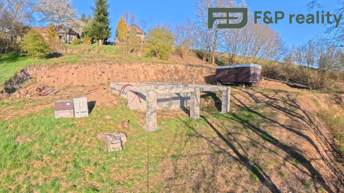 Pozemek s rozestavěnou stavbou a napojení na sítě