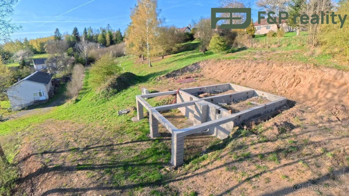Pozemek s rozestavěnou stavbou a napojení na sítě