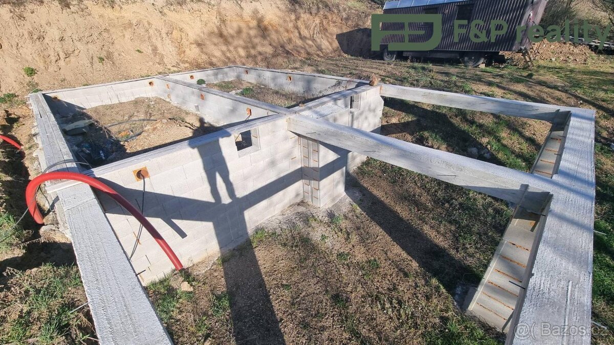 Pozemek s rozestavěnou stavbou a napojení na sítě