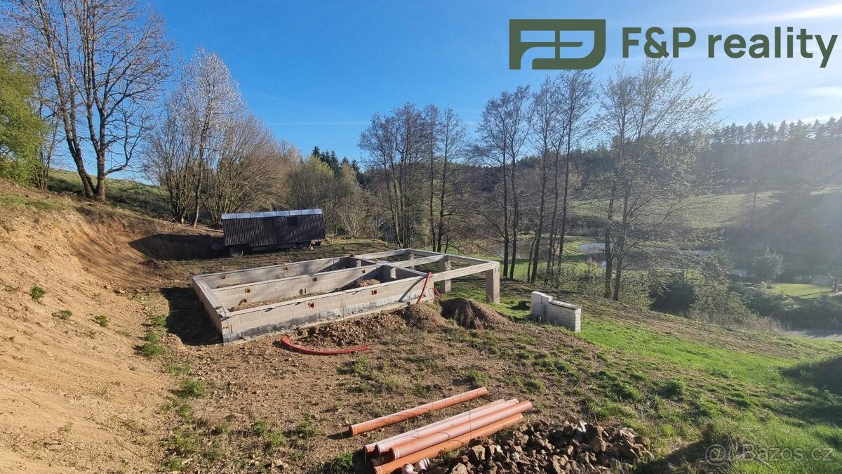 Pozemek s rozestavěnou stavbou a napojení na sítě