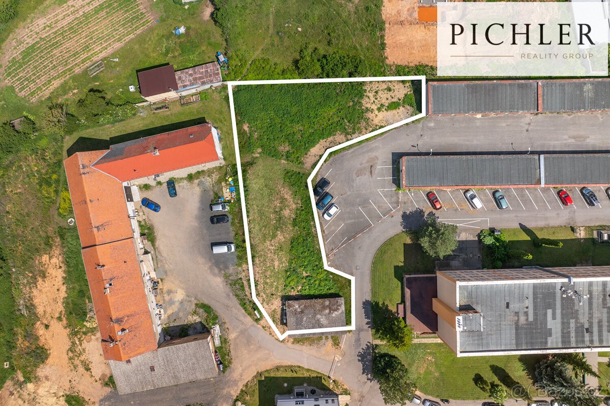 Prodej pozemku 1310 m2 s trojgaráží, Rakovník