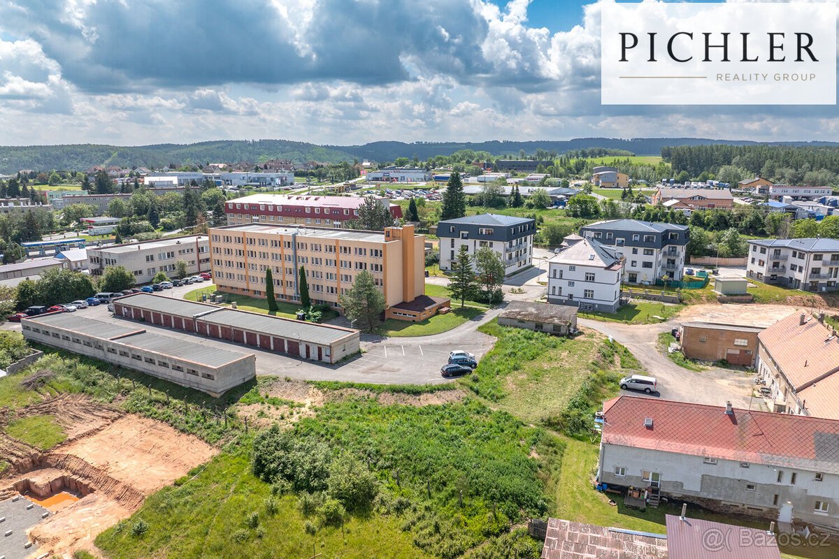 Prodej pozemku 1310 m2 s trojgaráží, Rakovník