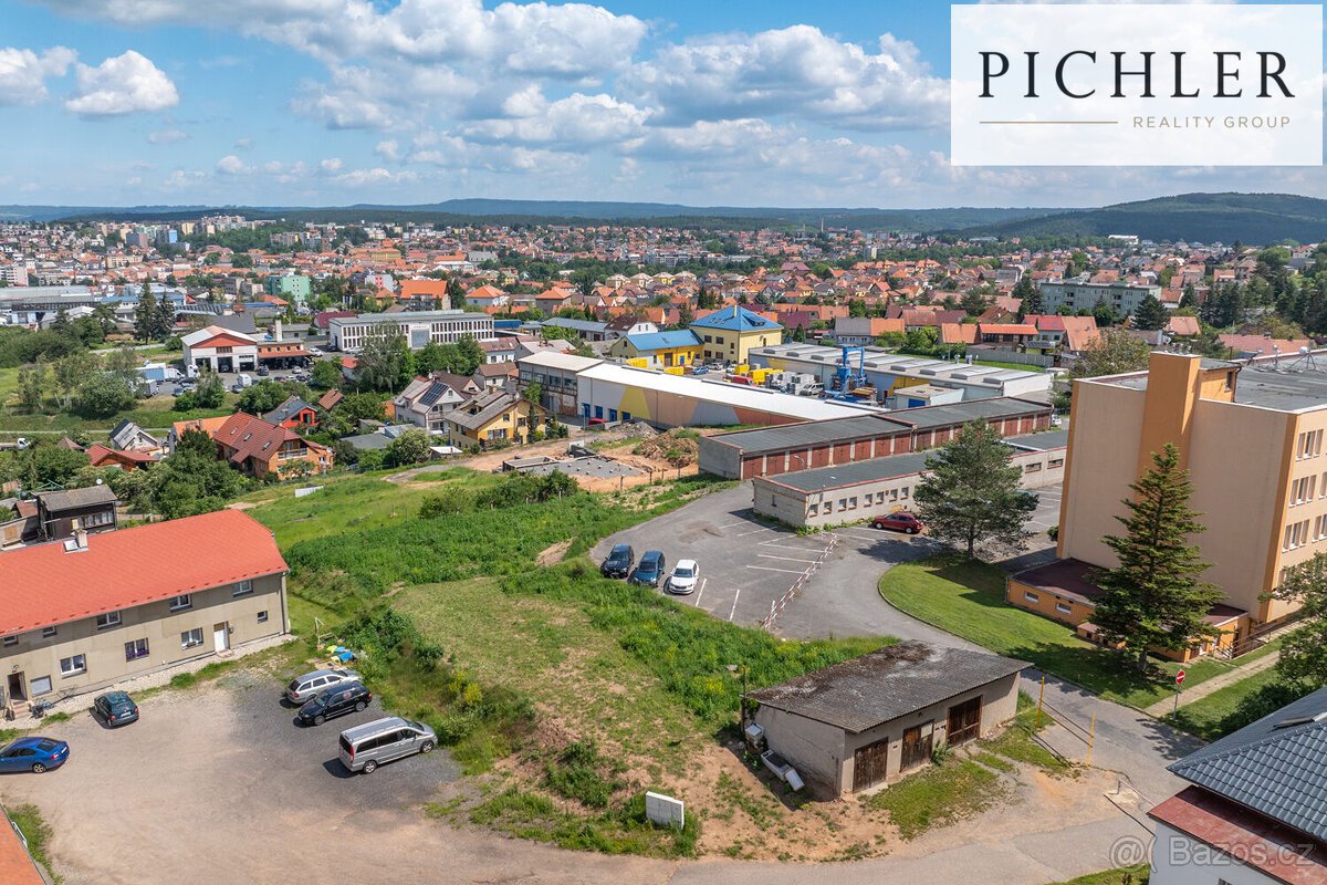 Prodej pozemku 1310 m2 s trojgaráží, Rakovník