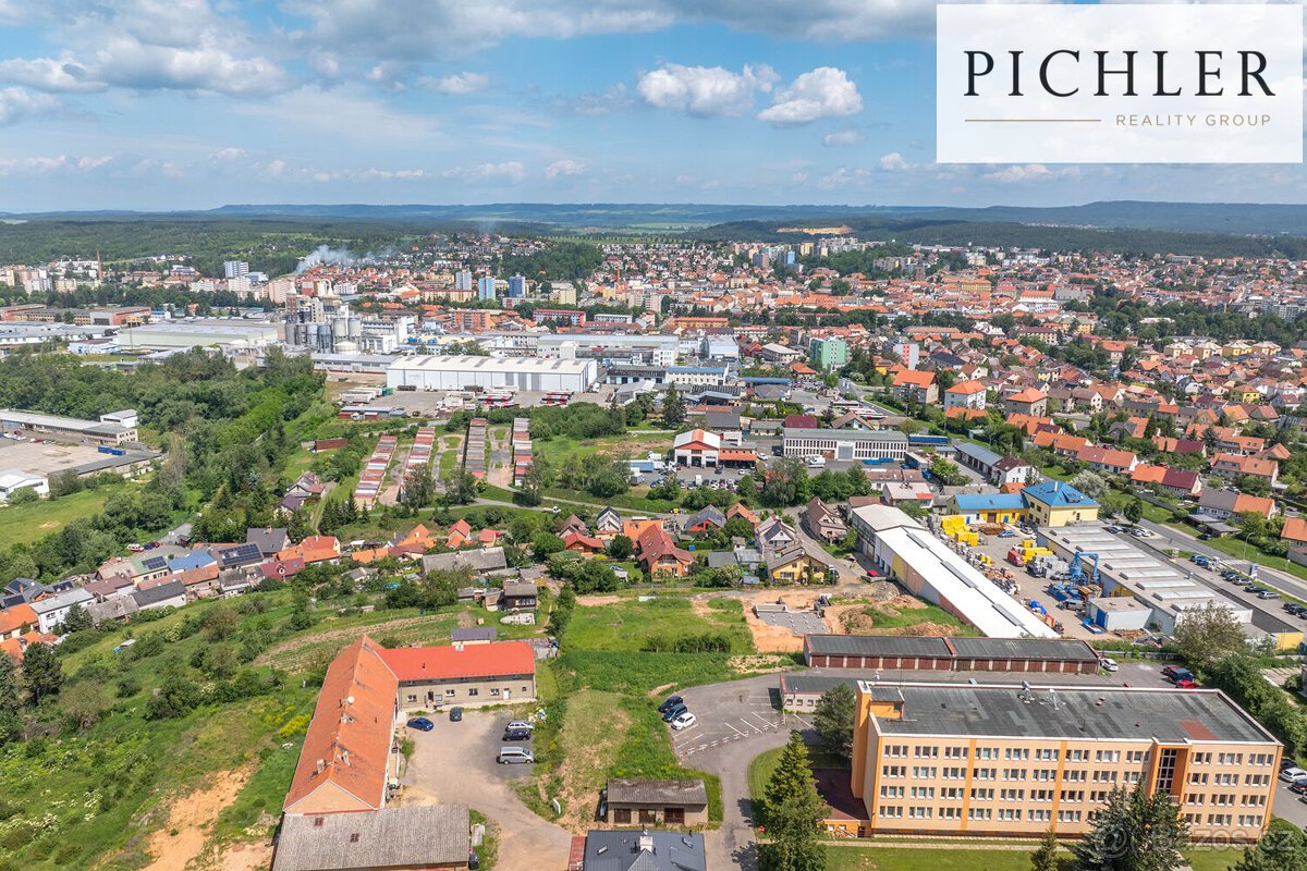 Prodej pozemku 1310 m2 s trojgaráží, Rakovník