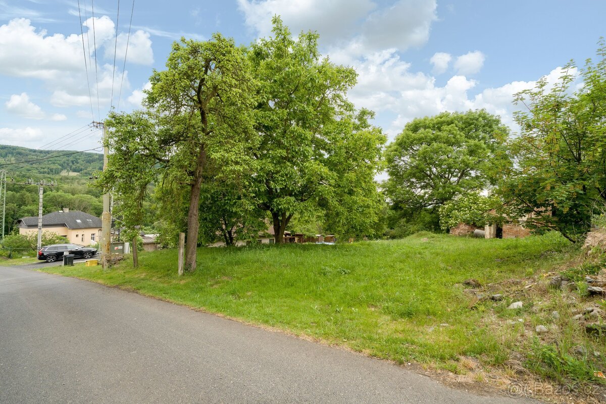 Prodej stavebního pozemku 1 516 m², Lukov - Štěpánov