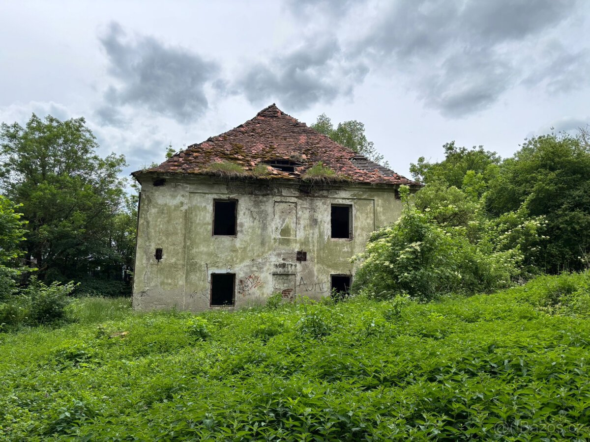Stavební pozemek s domem k rekonstrukci či demolici 832m2