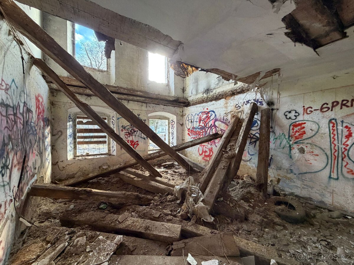 Stavební pozemek s domem k rekonstrukci či demolici 832m2