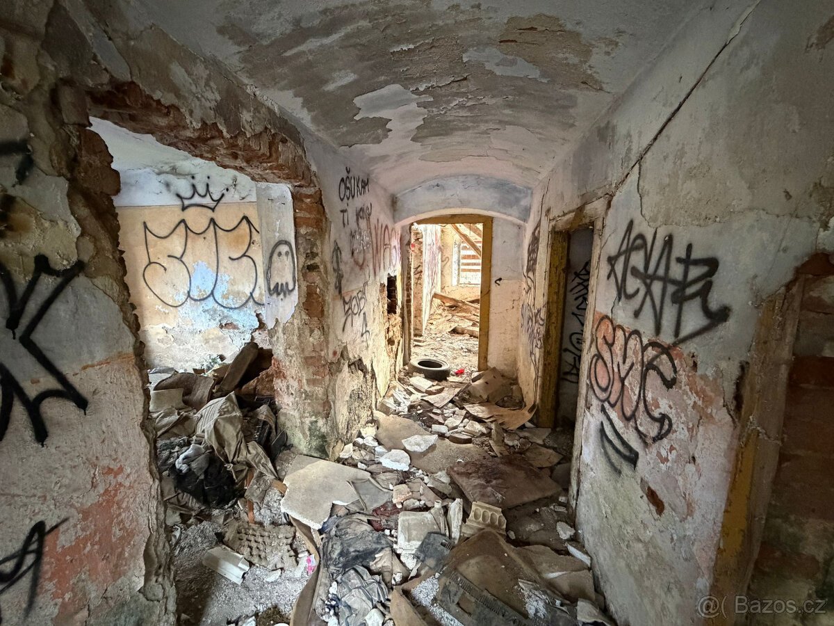 Stavební pozemek s domem k rekonstrukci či demolici 832m2